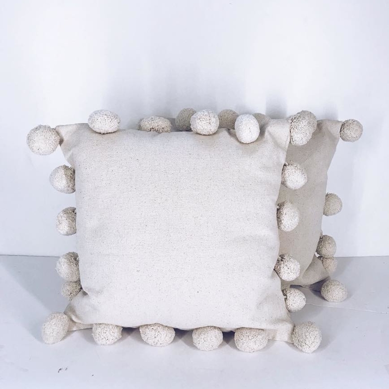 Подушка декоративна з помпонами біла, бавовна PW-105