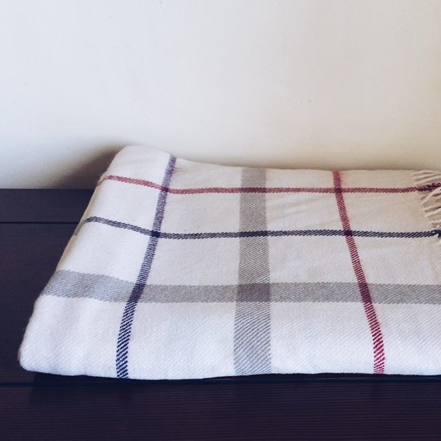 Плед беж у клітинку чорно-червону WR-015