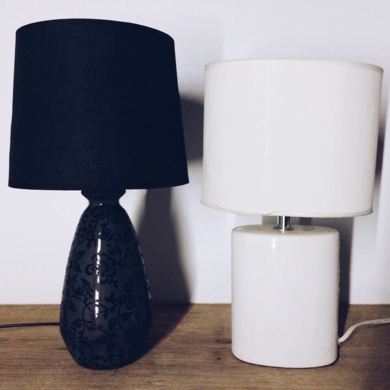 Лампа настільна біла/чорна LT-095