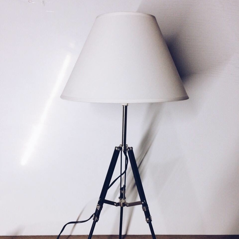 Лампа настільна чорна тринога LT-090