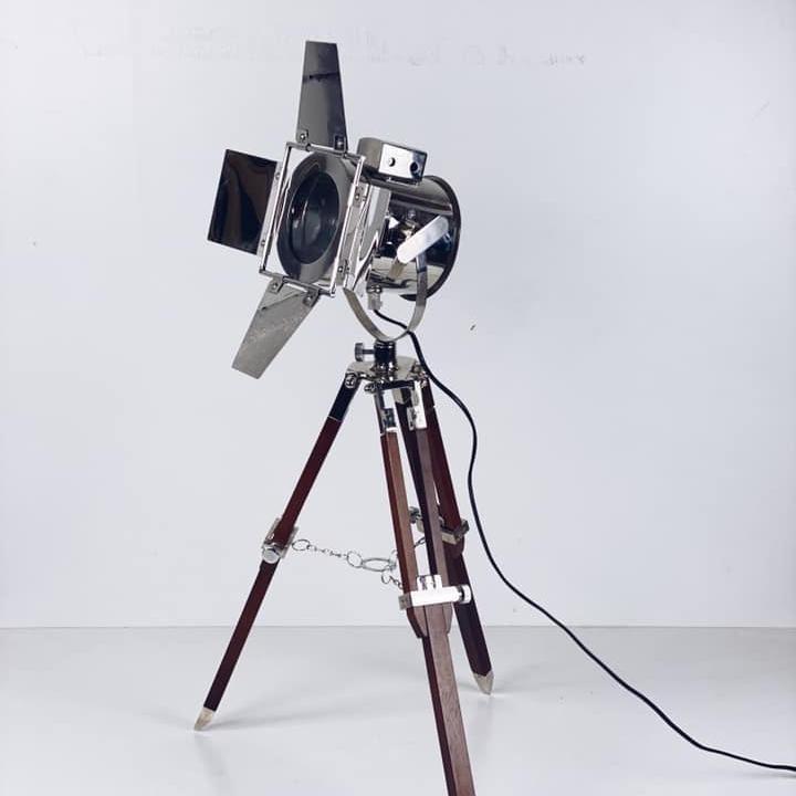 Лампа настільна зі шторками на тринозі LT-115