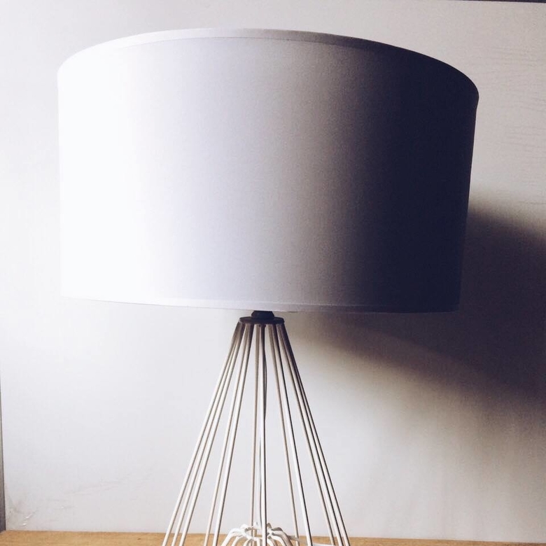 Лампа настільна база білий метал LT-111