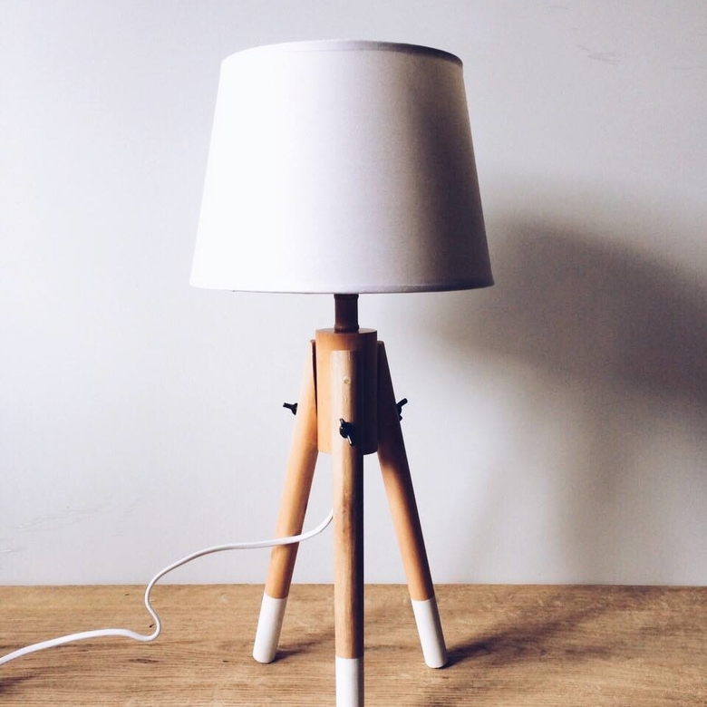 Лампа настільна на тринозі білий/св-дерево LT-112