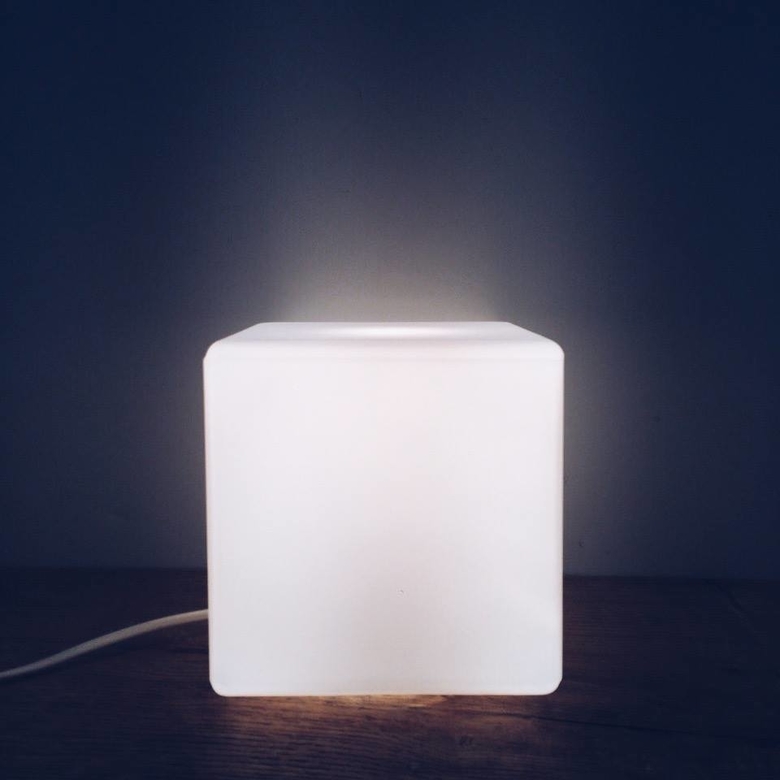 Лампа настільна білий куб скло LT-073