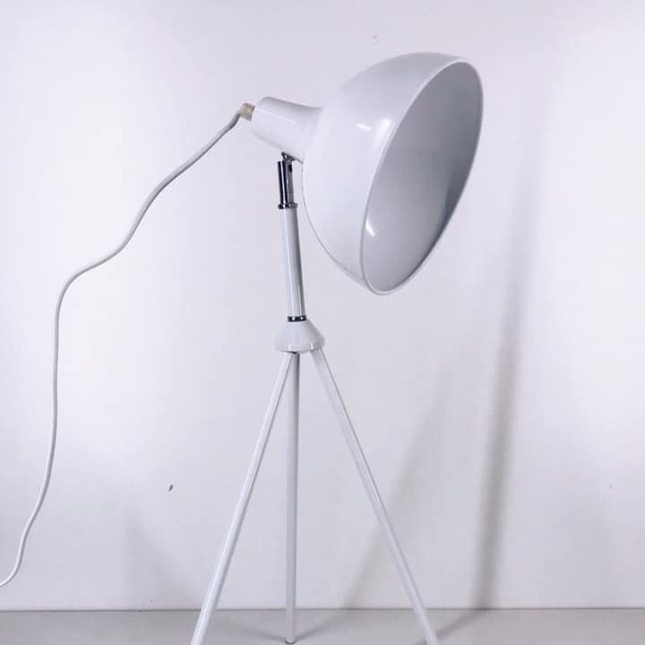 Лампа настільна на тринозі метла білий LT-008