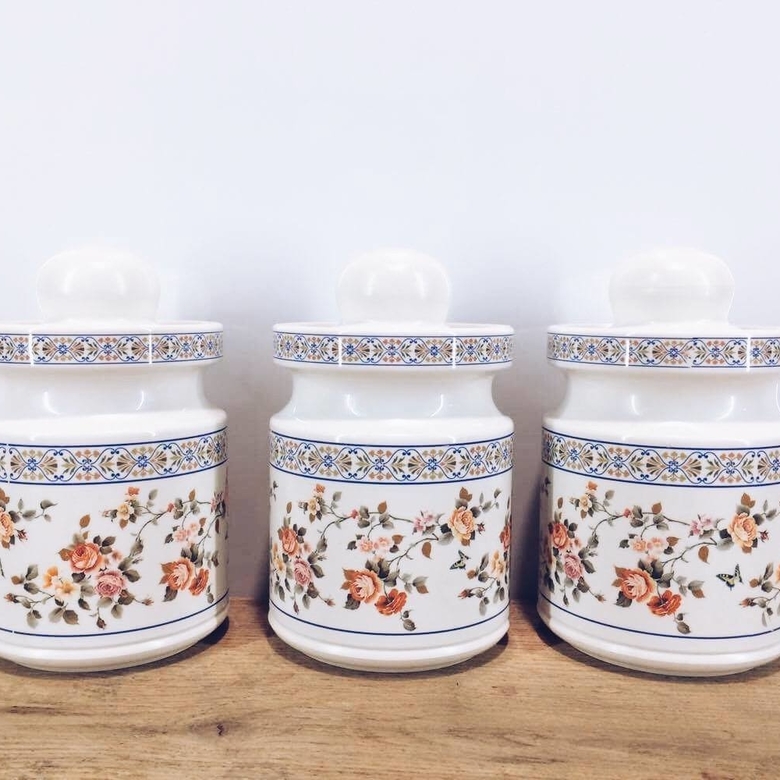 Банка для сипучих пластик білий в квітах KB-001