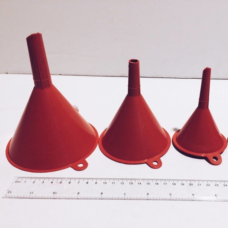 Воронка червона пластик KH-007