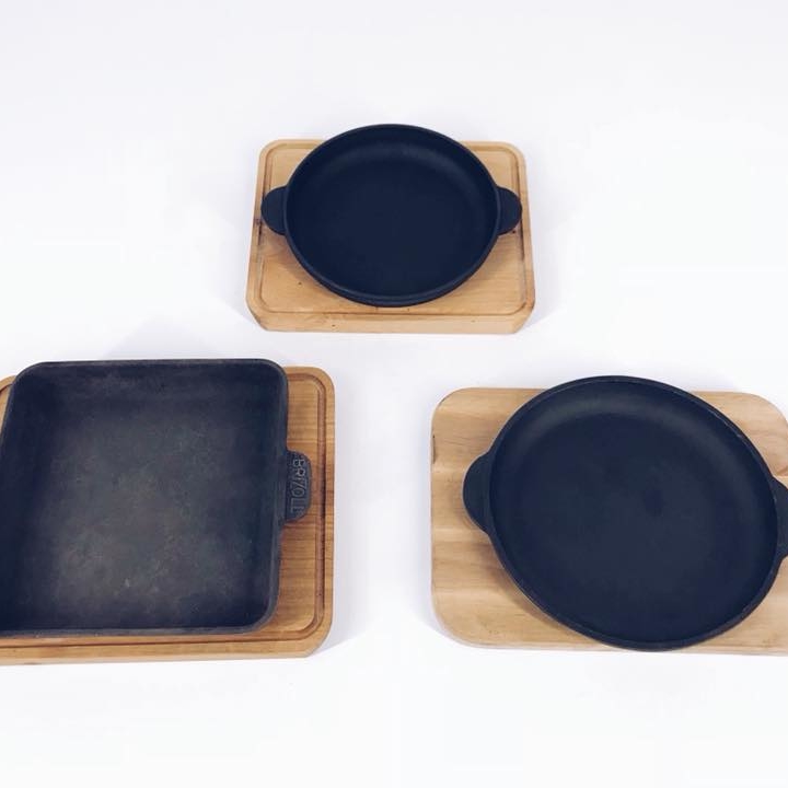 Пательня чавун на підставці дерево KH-066