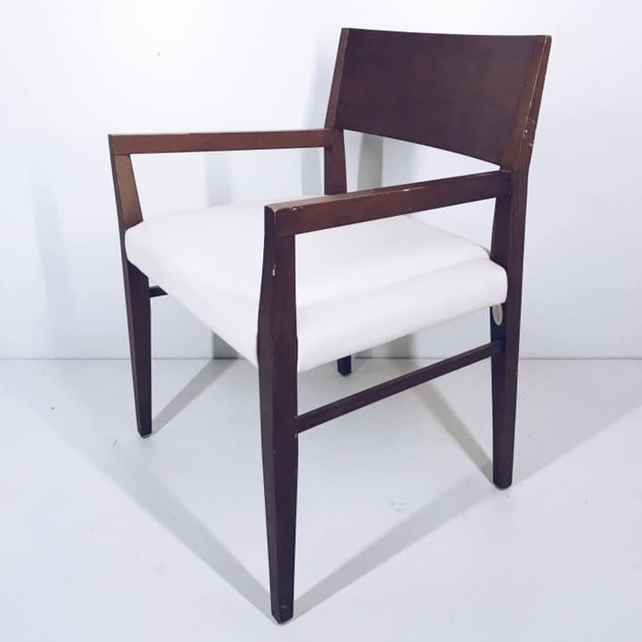 Стілець масивний з бильцями т-дерево/шкіра беж ST-079