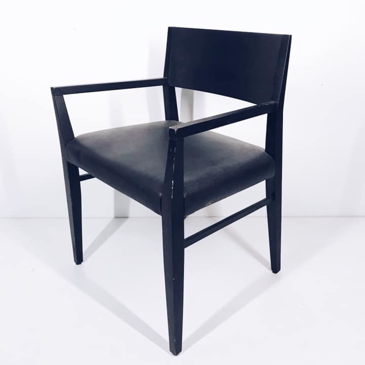 Стілець масивний з бильцями чорний дерево/шкіра ST-059