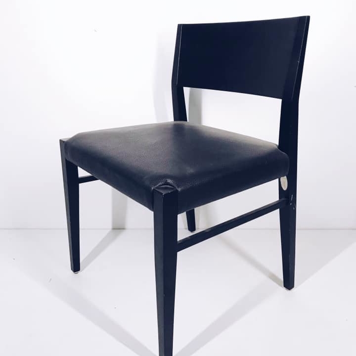 Стілець масивний чорний дерево/шкіра ST-058