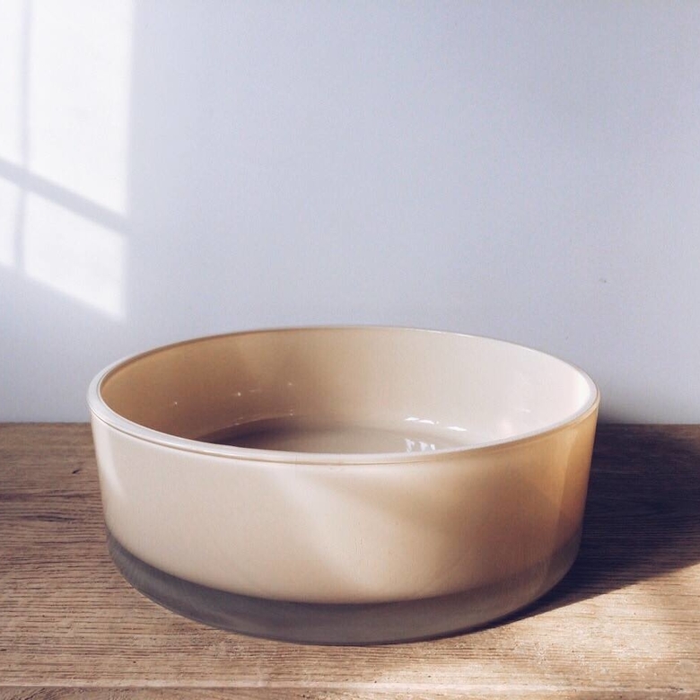 Ваза низька широка скло беж VA-052