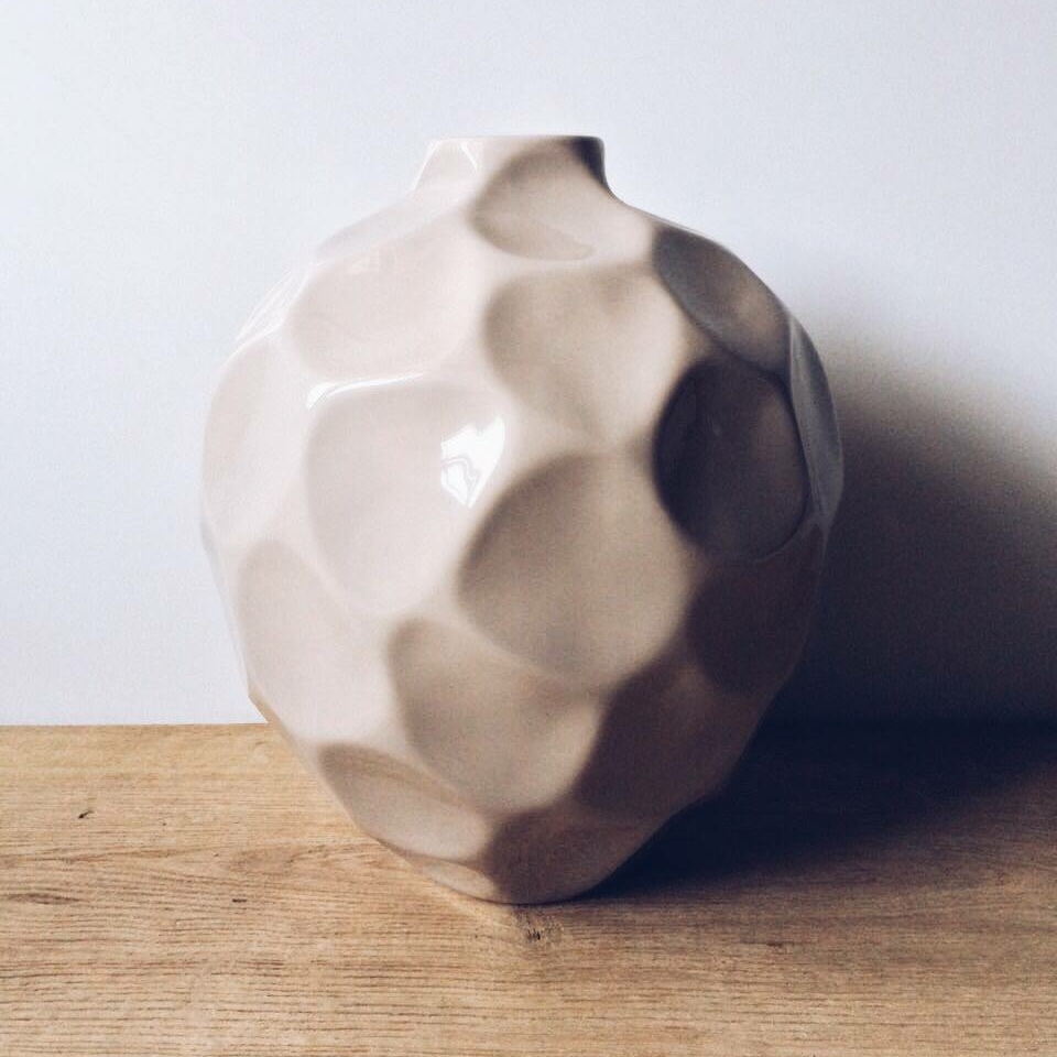 Ваза полігональна округла кераміка беж VA-055