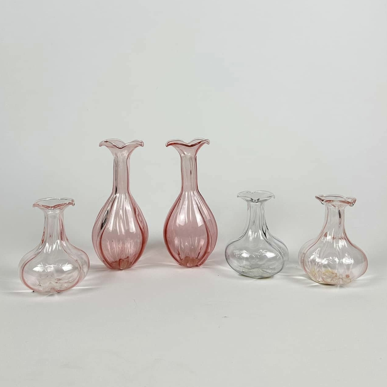 Ваза фігурна кольорове скло VA-107