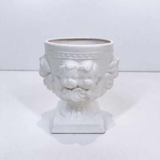 Ваза на підставці з купідонами біла кераміка VA-124