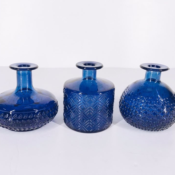 Ваза-пляшка кольорове рельєфне скло синя VA-125