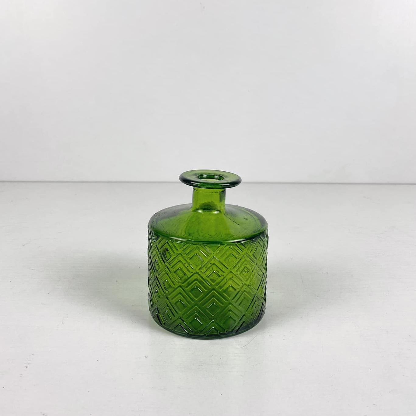 Ваза-пляшка кольорове рельєфне скло зелена VA-127