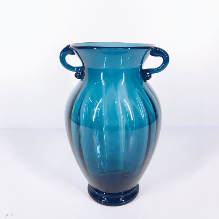 Ваза фігурна з 2 ручками скло яскравий блакитний VA-138