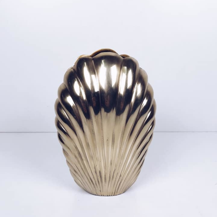 Ваза мушля метал золото VA-187