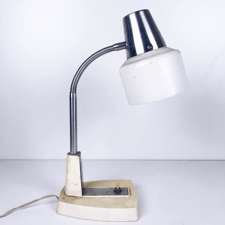 Лампа настільна вінтаж метал/пластик білий LT-125
