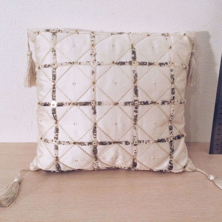 Подушка декоративна шовк/вишивка біла PW-003