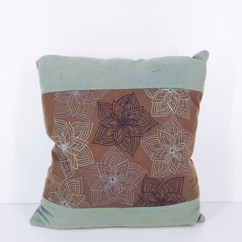 Подушка декоративна з вишитою вставкою PW-247