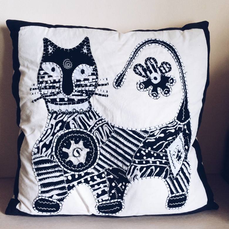 Подушка декоративна вышивка ч/б кіт PW-022