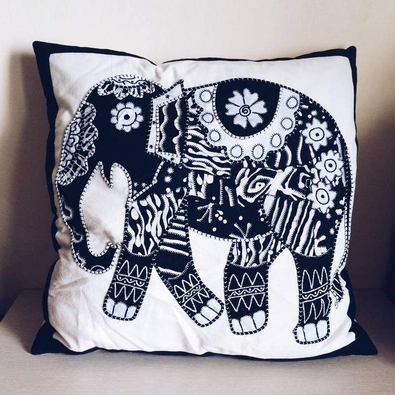 Подушка декоративна вышивка ч/б слон PW-024