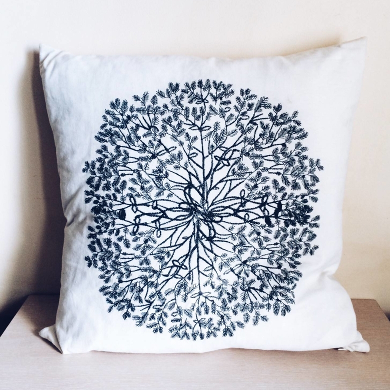 Подушка декоративна беж/чорний вишивка коло PW-032