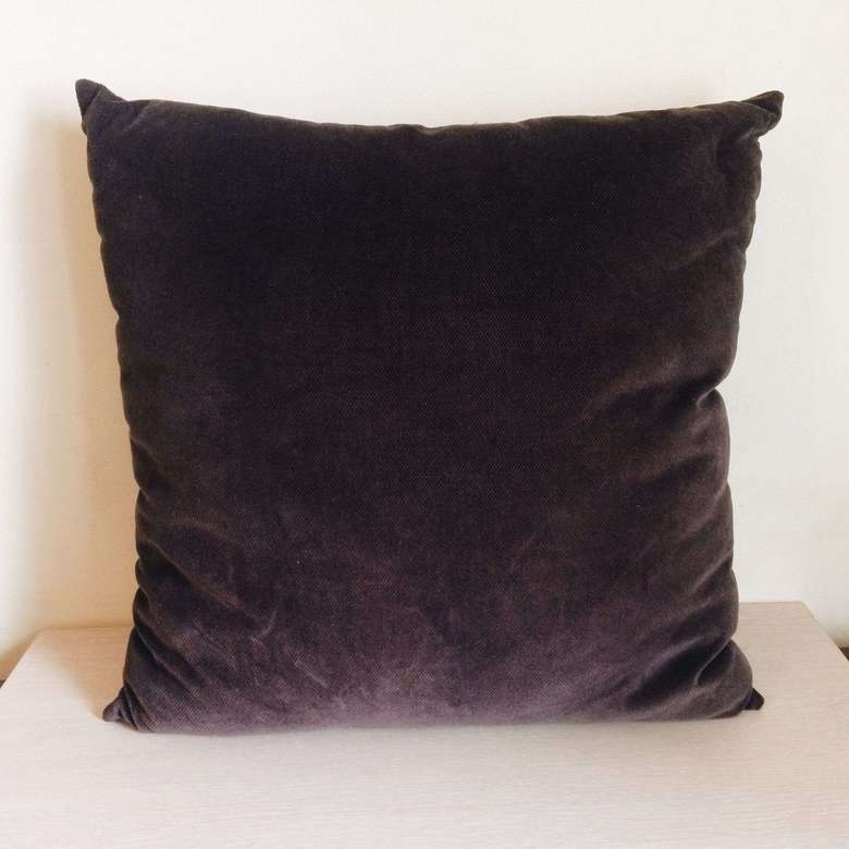 Подушка велюр шоколад PW-035