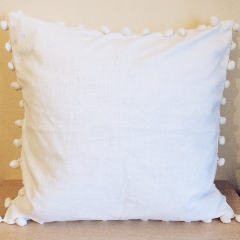 Подушка декоративна біла з декоративними помпонами PW-045
