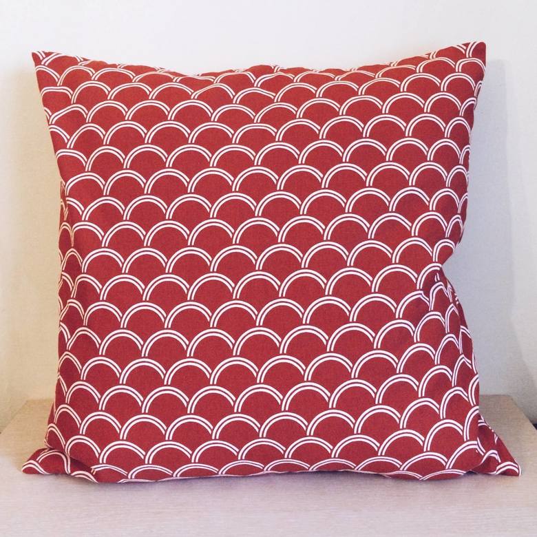 Подушка декоративна червона принт луска PW-046