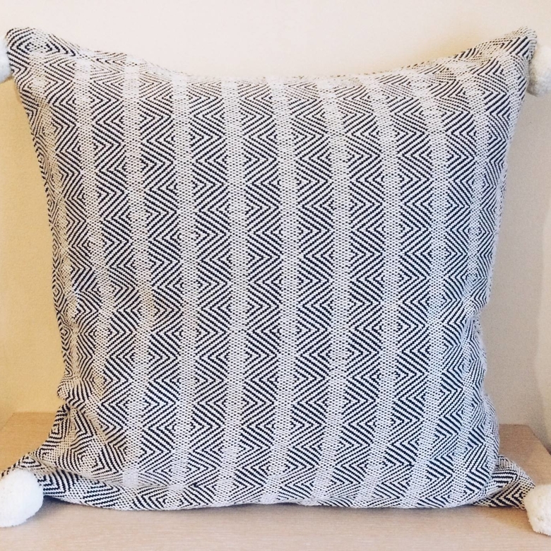 Подушка декоративна чорно/білий жаккард білі помпони PW-047