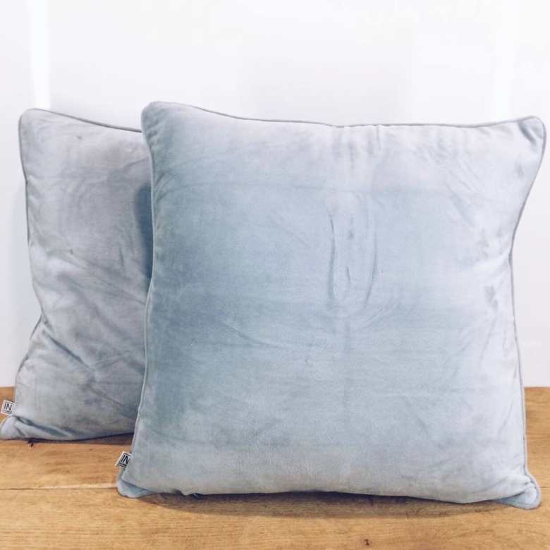 Подушка декоративна св-блакитний велюр кант PW-089