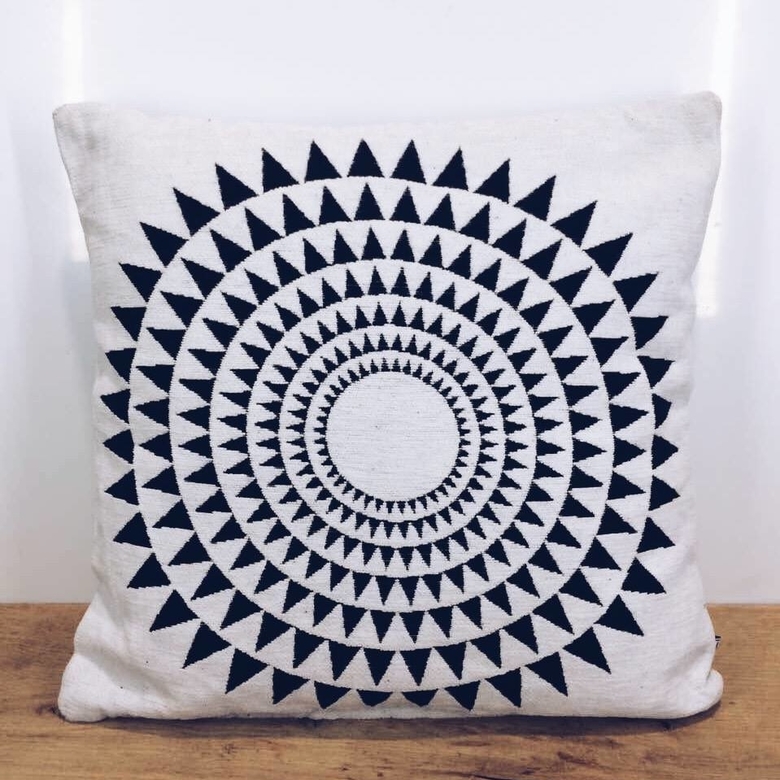 Подушка декоративна біл/чорн вишивка PW-055