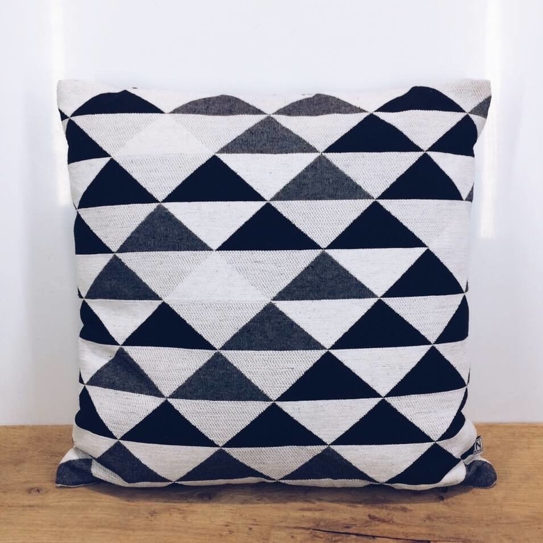 Подушка декоративна  трикутники чорн/беж PW-061