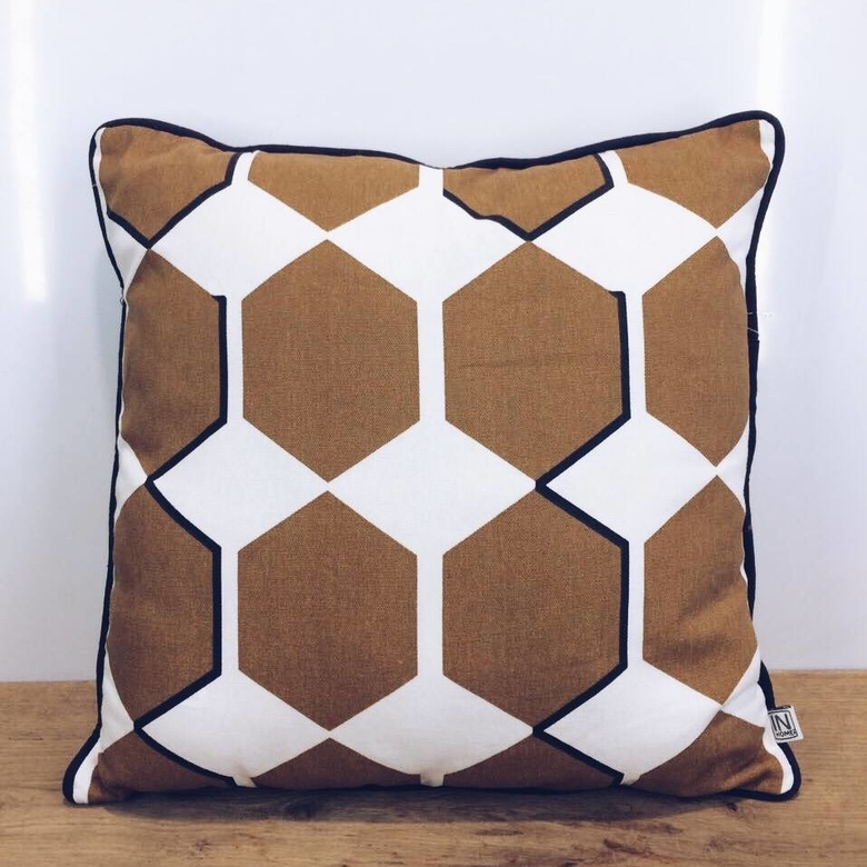 Подушка декоративна принт соти коричн/біл PW-062