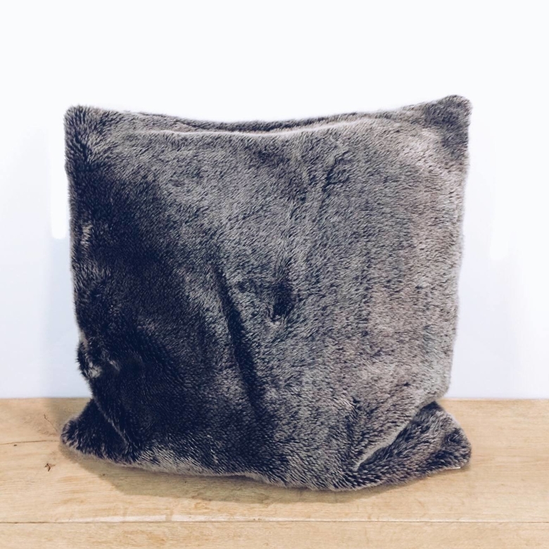 Подушка декоративна штучне хутро сіре PW-085