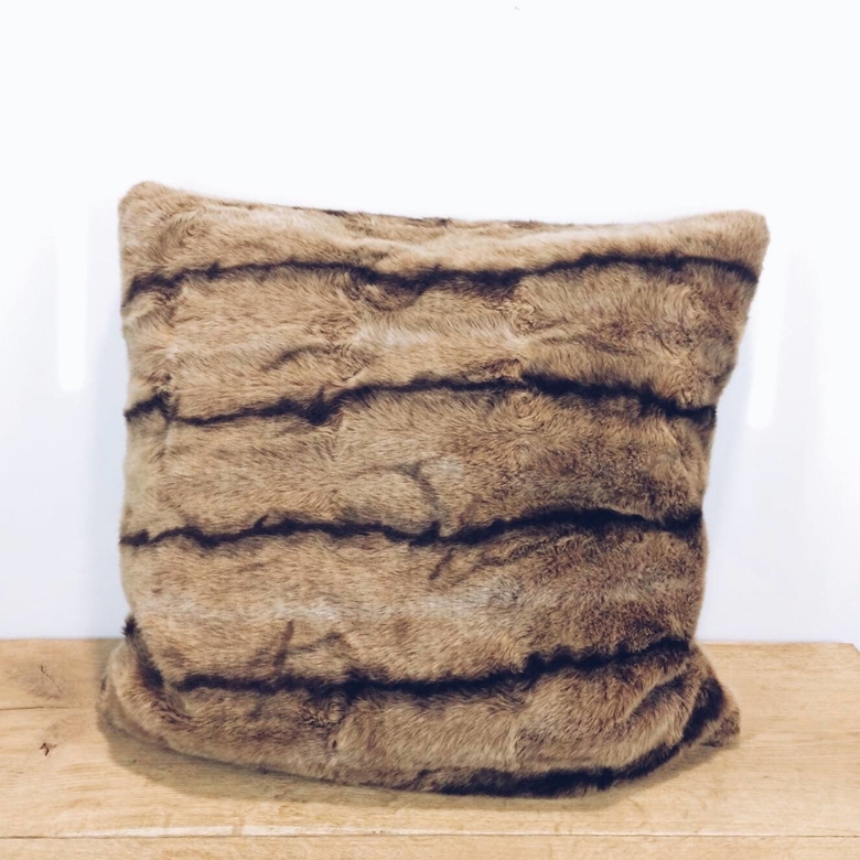 Подушка декоративна штучне хутро світло/темно-коричневі смуги PW-087