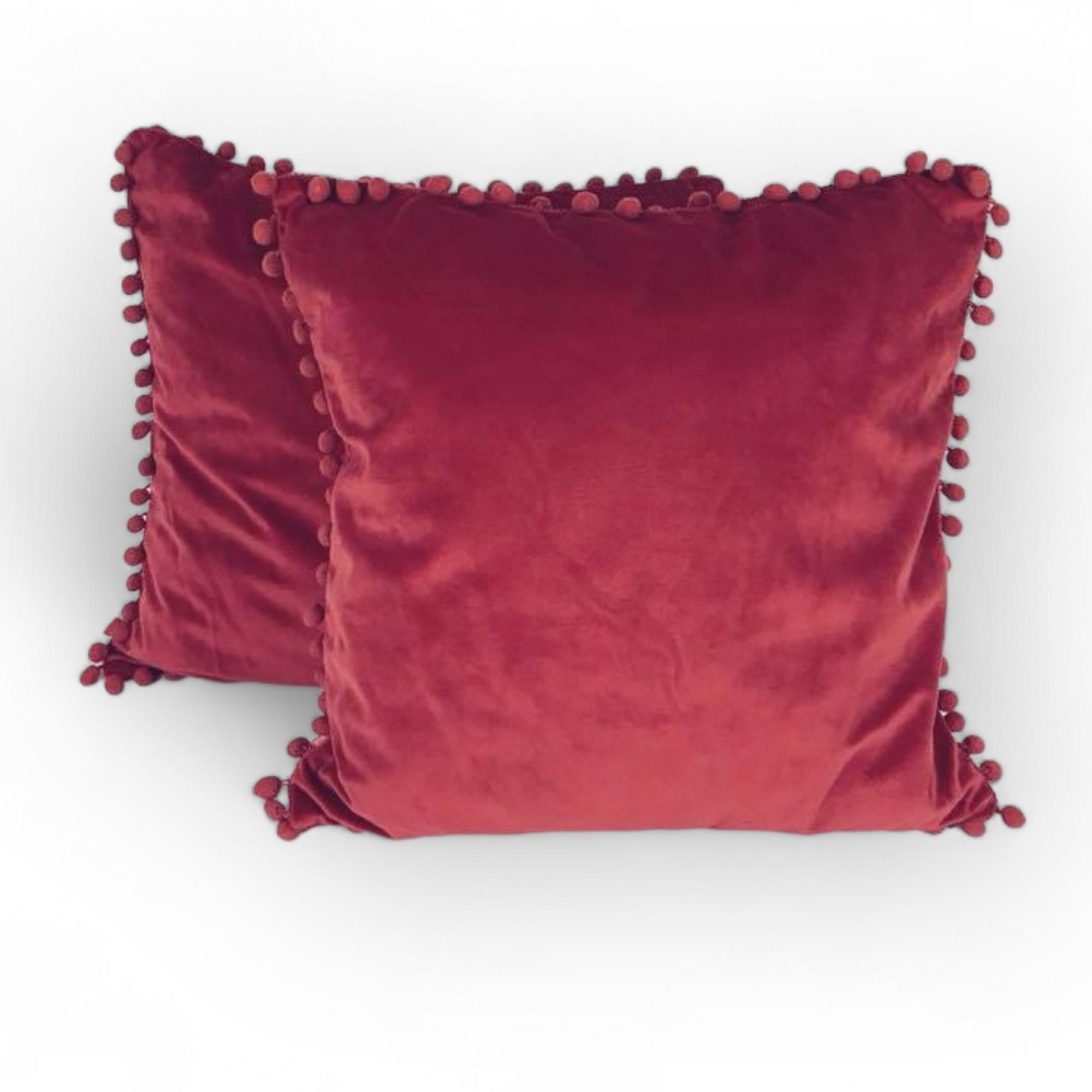 Подушка декоративна велюр червоний з малими помпонами PW-100
