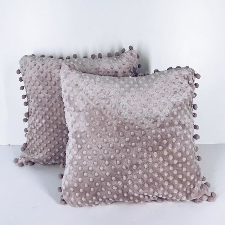 Подушка декоративна велюр блідо-рожевий фактура помпони PW-099