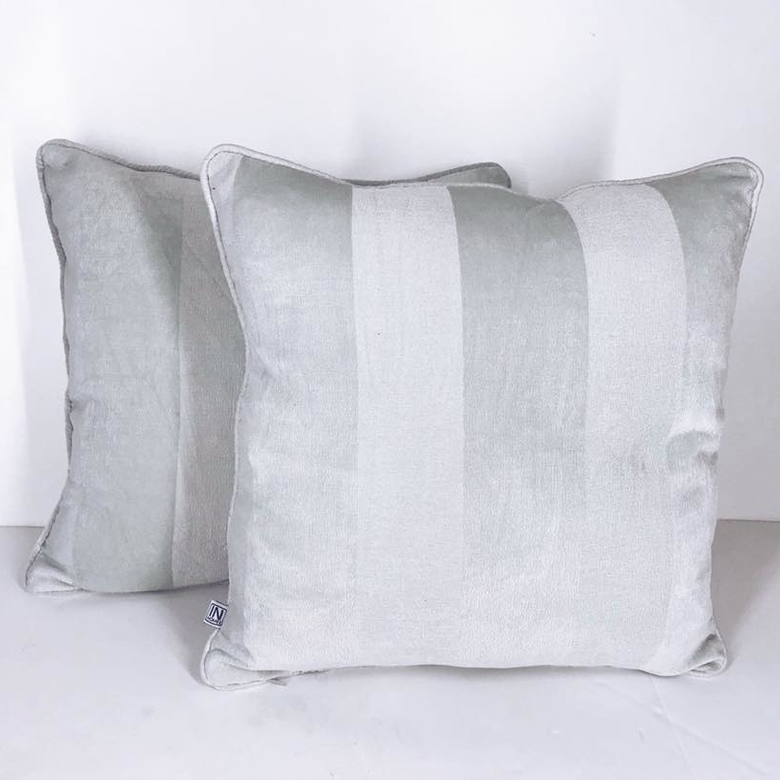 Подушка декоративна велюр білий широкі смуги PW-109