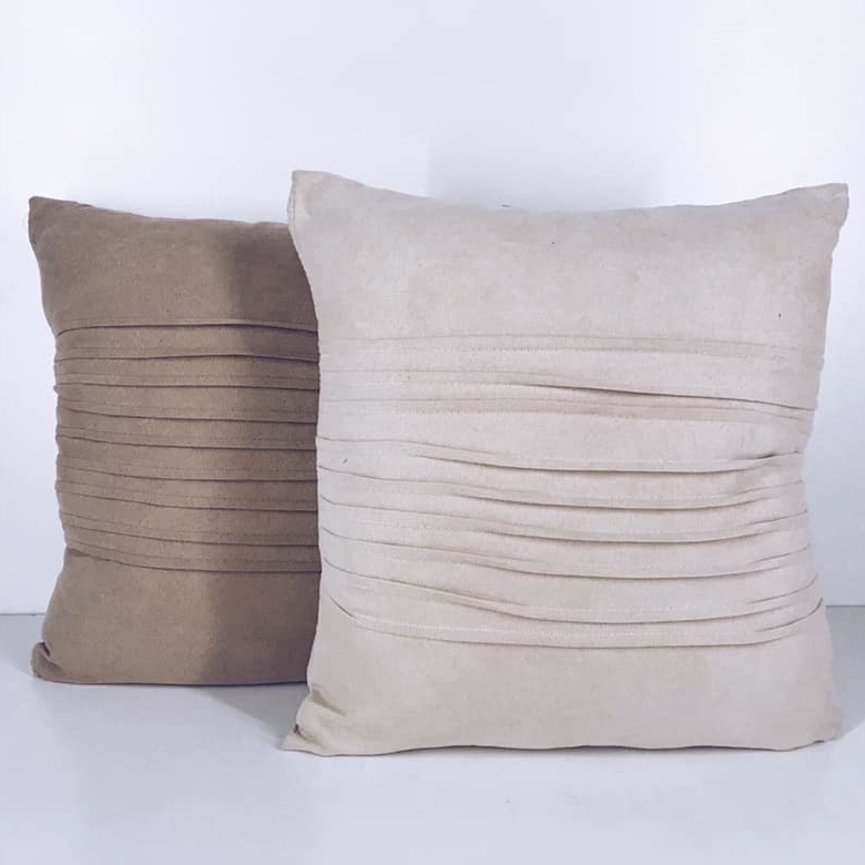 Подушка декоративна з защипами беж/мокко PW-238