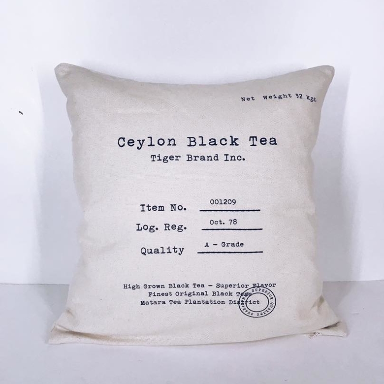 Подушка декоративна принт текст беж/чорний PW-141