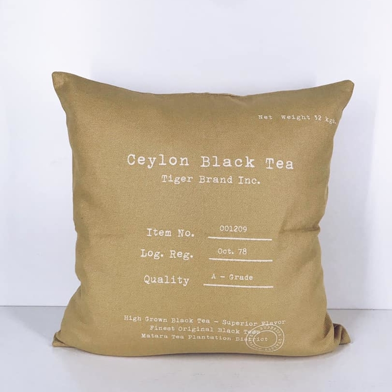 Подушка декоративна принт текст охра/білий PW-177