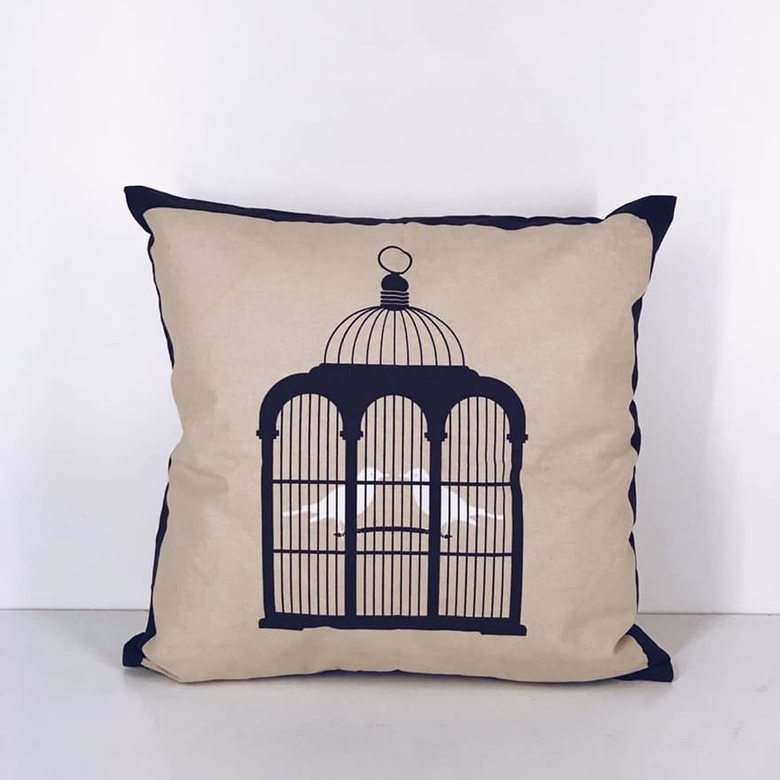 Подушка декоративна принт клітка з пташками беж/чорний PW-213