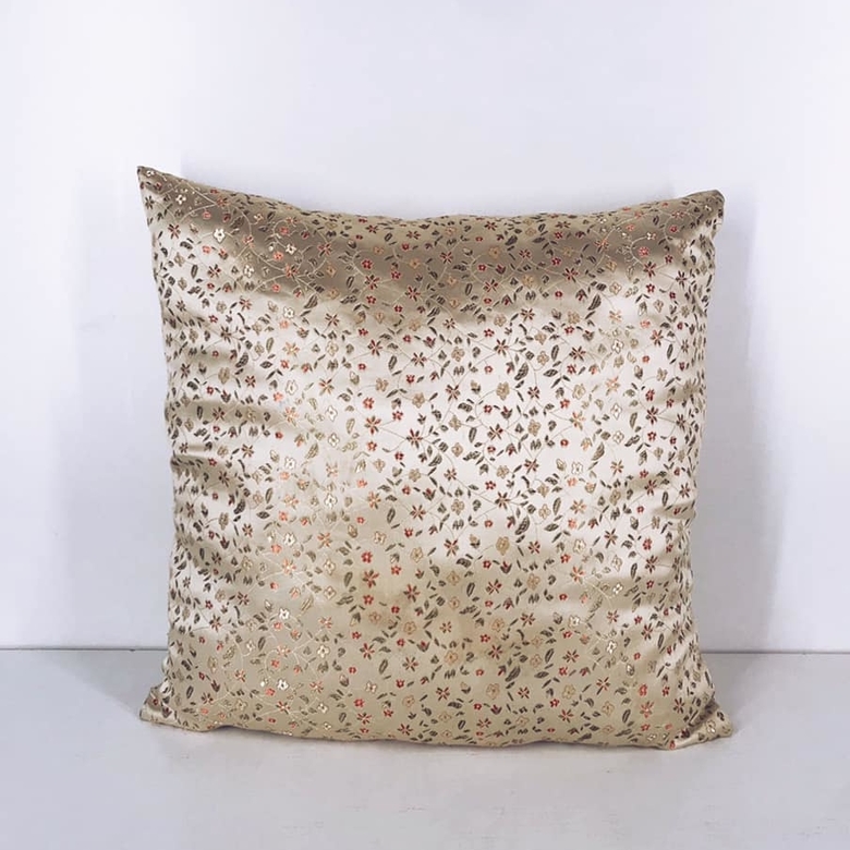 Подушка декоративна шовк беж дрібні квіти PW-195
