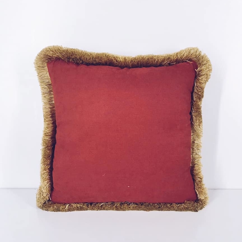 Подушка декоративна велюр червоний золоті китиці PW-187