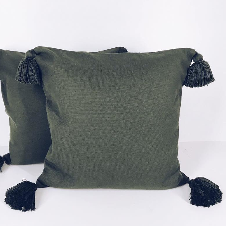 Подушка декоративна темно-зелена 4 китиці  PW-146