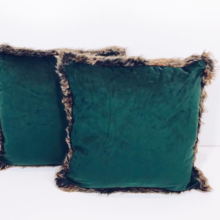 Подушка декоративна велюр темно-зелений оторочка хутро PW-138